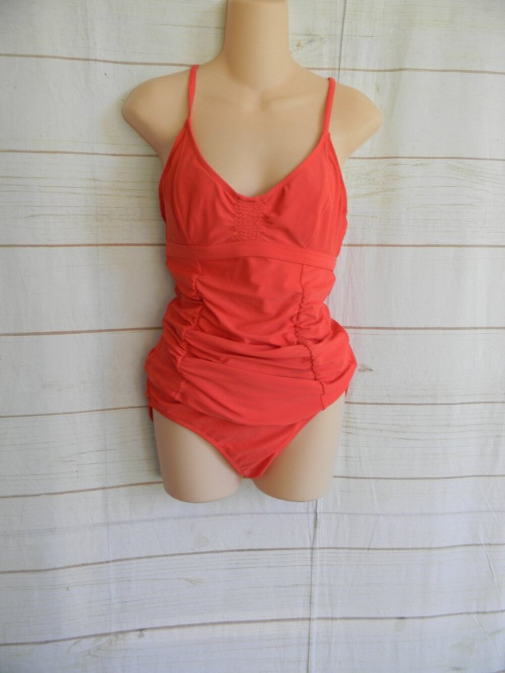 ATHLETA RED UNDERWIRE TANKINI SET SZ M 34 B/C RUCHING DETAIL CRISS-CROSS
